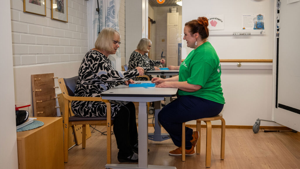 Fysioterapeutti ja asiakas pelaavat peliä.