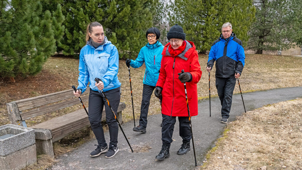 Ohjattua liikuntaa vanhuksille sauvakävelyn muodossa