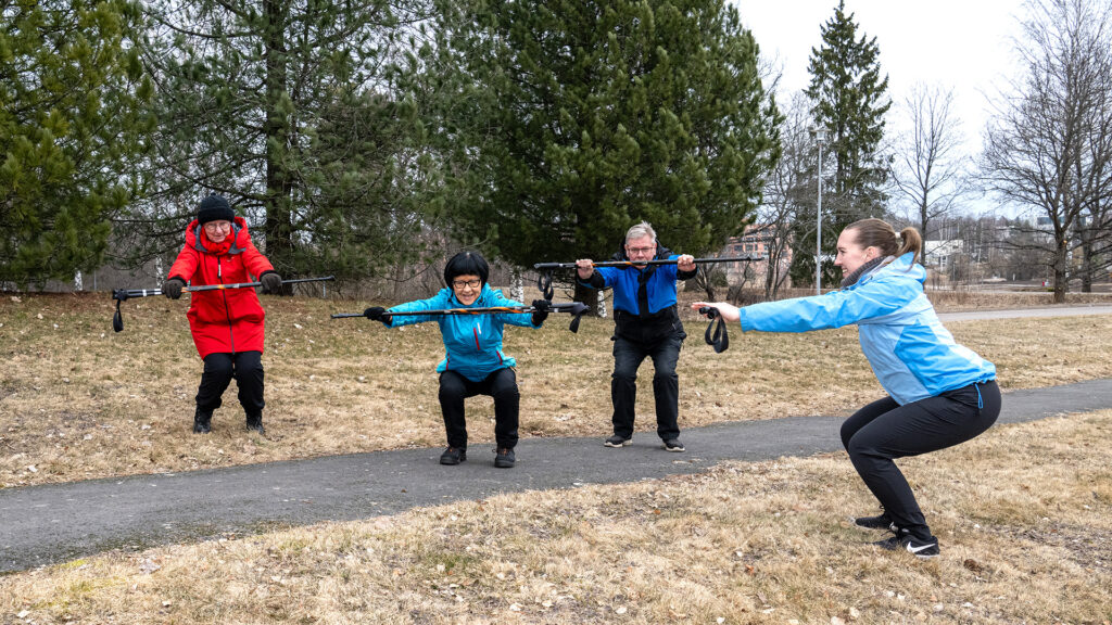 keppijumppaa fysioterapeutin opastuksella