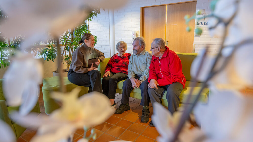 vanhukset keskustelevat