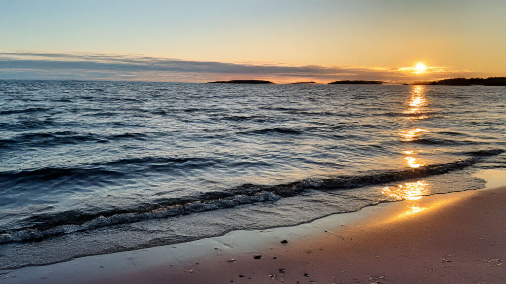Auringonlasku rannalla
