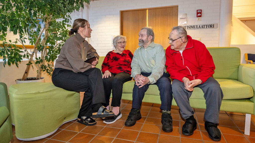 vanhukset keskustelemassa työntekijän kanssa