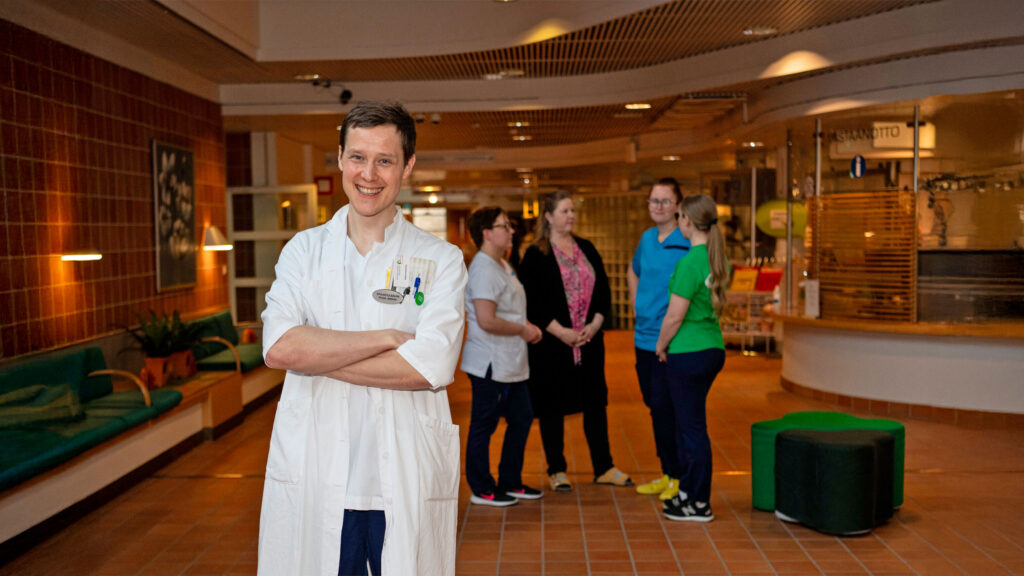 OKKS:n lääkäri ja muuta henkilökuntaa